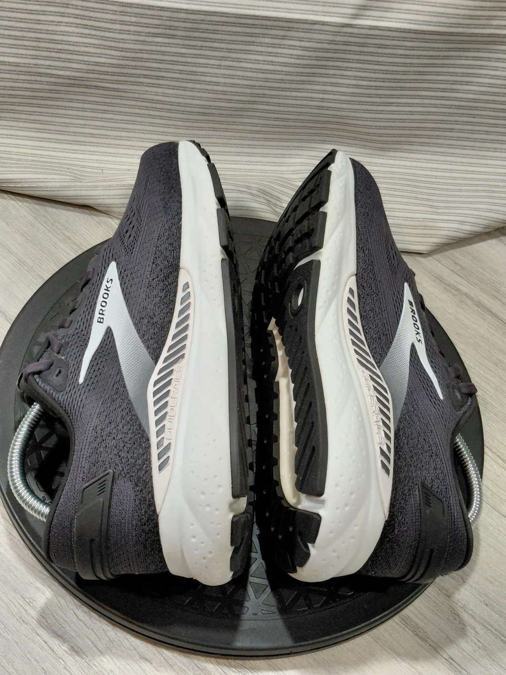 Brooks Womens Ariel GTS 24 Running Shoes in Charcoal/White SIZE 8.5 D WIDE FIT